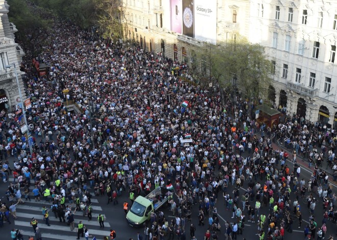 Vairāki desmiti tūkstoši ungāru sestdien izgājuši Budapeštas ielās, protestējot pret, viņuprāt, viltotajiem parlamenta vēlēšanu rezultātiem, saskaņā ar kuriem Viktors Orbāns izcīnījis trešo pilnvaru termiņu premjera amatā.