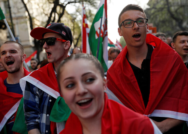 Desmitiem tūkstoši cilvēku Budapeštas ielās protestē pret Orbānu