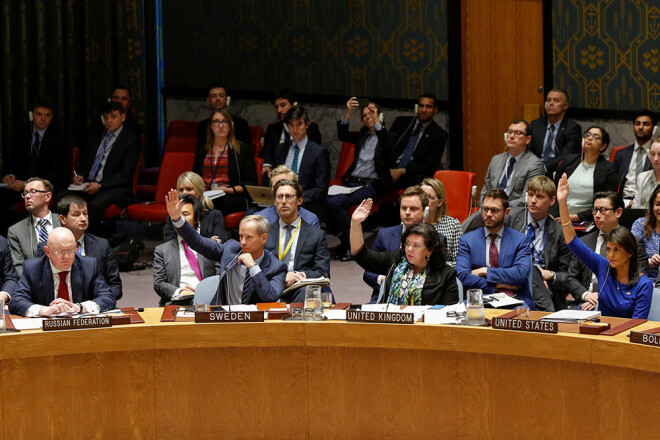 Krievijas pārstāvis ANO Vasilijs Nebenzja (pa kreisi) vēro Drošības padomes locekļu balsojumu.