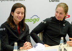 Latvijas izlases tenisistes - pasaules 15. rakete Anastasija Sevastova (no kreisās) un pasaules 5. rakete  Aļona Ostapenko.