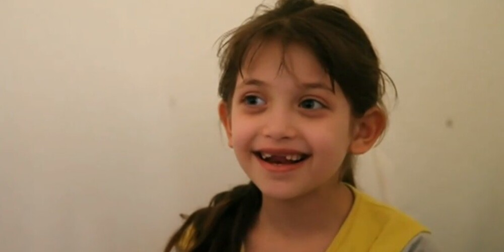 “Gaisa vietā mēs elpojām asins smaku” - pasauli pāršalc video ar mazu meiteni, kura stāsta par ķīmisko uzbrukumu