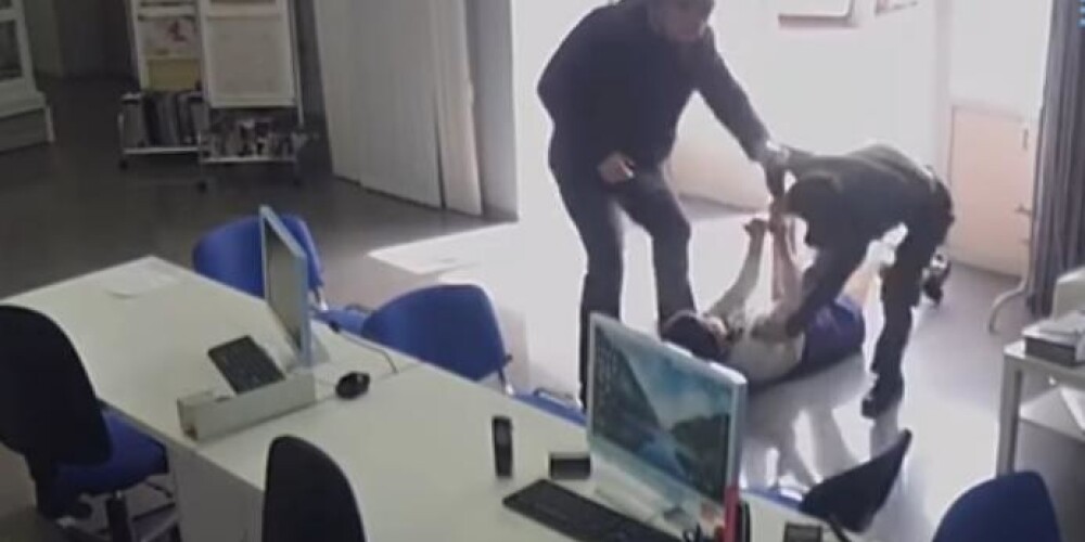 Видео: случайный прохожий помешал изнасилованию девушки в офисе