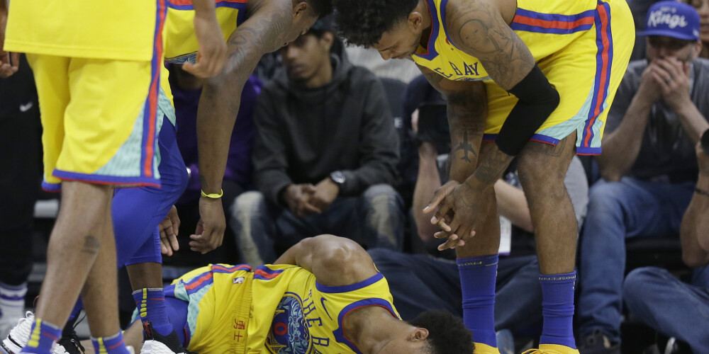 NBA basketbolists, kurš pēc šausminošā kritiena nejuta kājas, jau divas nedēļas pēc negadījuma nespēj pagulēt