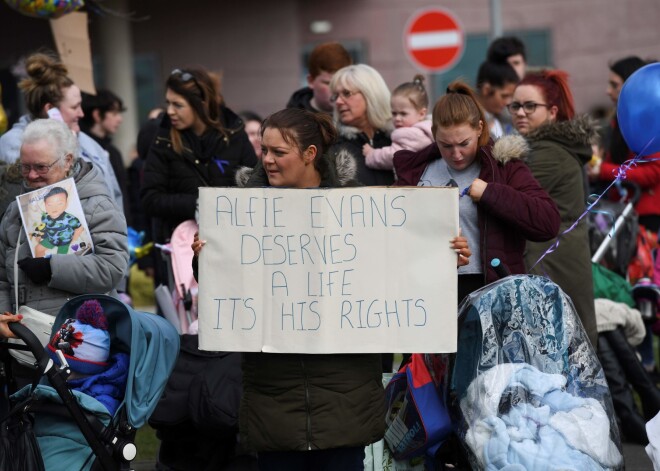 Mazuli, kurš jau pusotru gadu atrodas komā, neskatoties uz vecāku un cilvēku protestiem, tiks atvienots no dzīvības uzturēšanas iekārtām. Šobrīd Alfijs atrodas Liverpūles "Alder Hey" bērnu slimnīcā. Ārsti nespēj precīzi diagnosticēt slimības cēloni. Mazulim ir smaga neiroloģiska slimība un nopietni cietušas smadzenes.