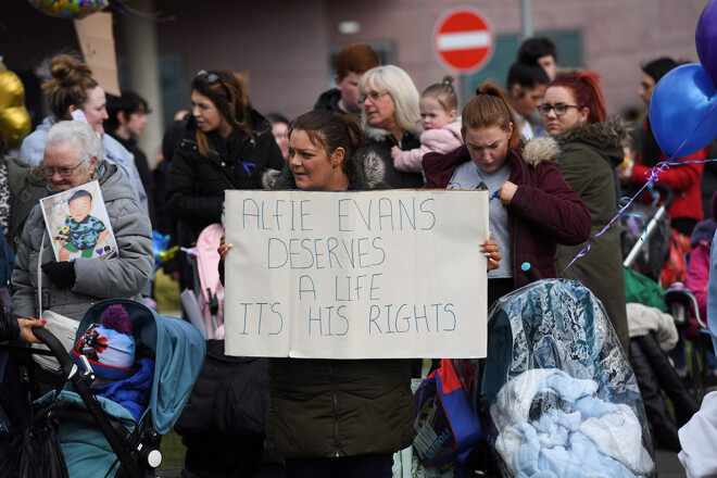 Mazuli, kurš jau pusotru gadu atrodas komā, neskatoties uz vecāku un cilvēku protestiem, tiks atvienots no dzīvības uzturēšanas iekārtām.