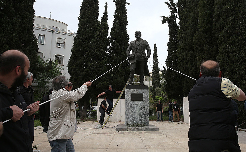 Protestētāji Grieķijā mēģina nogāzt Trumena statuju, pēc kā izceļas asiņainas sadurmses ar policiju