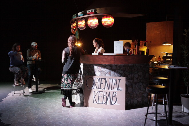 Dafnas Maimonas performance izstādē par Helsinku pirmo kebabu „Ģimenes bizness: strāvas pārrāvums”.