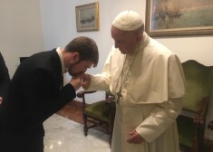 Mazā Alfija tēvs Toms Evans tiekas ar pāvestu Francisku.