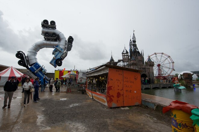  Autors Vida Press Apraksts Ainiņas no Benksija atrakciju parka Dismaland.