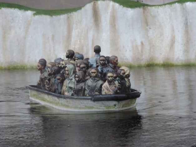 Autors Vida Press Apraksts Ainiņas no Benksija atrakciju parka Dismaland.