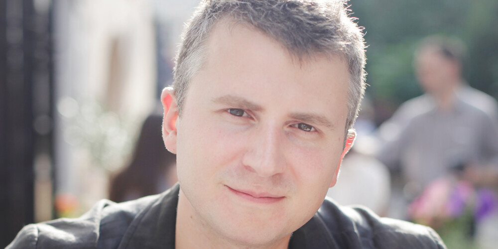 Kinorežisors un operators Dāvis Sīmanis (dzimis 1980. gada 21. februārī) turpina kinodinastiju – viņa tēvs ir izcilais kinooperators Dāvis Sīmanis (1942-2007). Juniors vidējo izglītību ieguvis 1998. gadā, pabeidzot Rīgas 2. vidusskolu, 2003. gadā absolvējis Latvijas Universitātes Vēstures un filozofijas fakultāti, iegūstot bakalaura grādu. Maģistra grādu ieguvis, pabeidzot Latvijas Universitātes Vēstures un filozofijas fakultāti 2005. gadā, maģistra darba tēma - 15. gadsimta beigu Florences filozofija un mecenātisms.