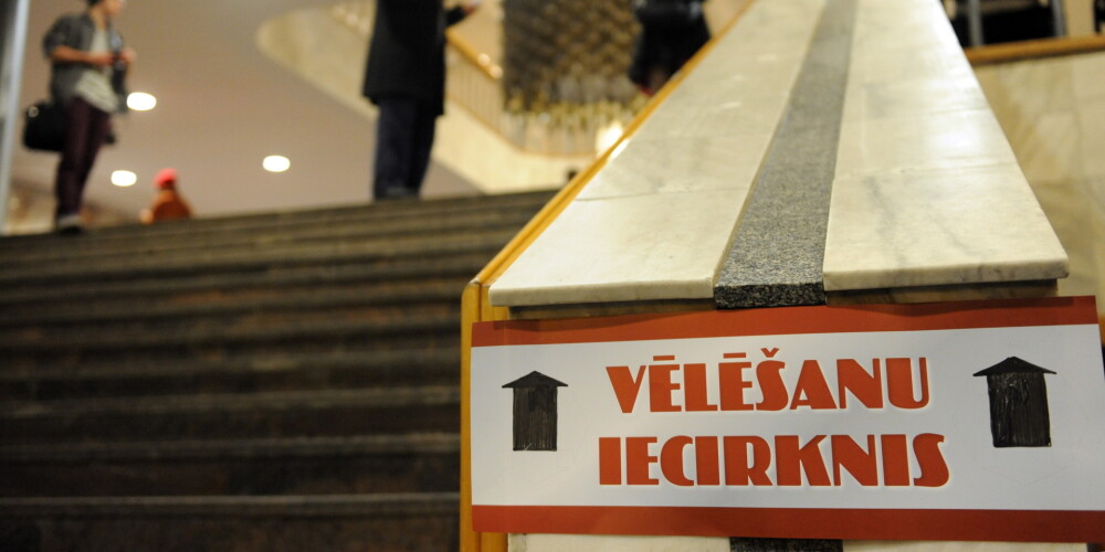 Sestdien, 2018. gada 6. oktobrī, notiks 13.Saeimas vēlēšanas. Saeimas vēlēšanu kārtība noteikta Satversmē, Saeimas vēlēšanu likumā, kā arī vairākos citos tiesību aktos. Saeimas vēlēšanu sarīkošanā ir iesaistītas trīs līmeņu vēlēšanu komisijas – Centrālā vēlēšanu komisija, 119 republikas pilsētu un novadu vēlēšanu komisijas, kā arī vairāk nekā tūkstotis vēlēšanu iecirkņu komisiju Latvijā un ārvalstīs.