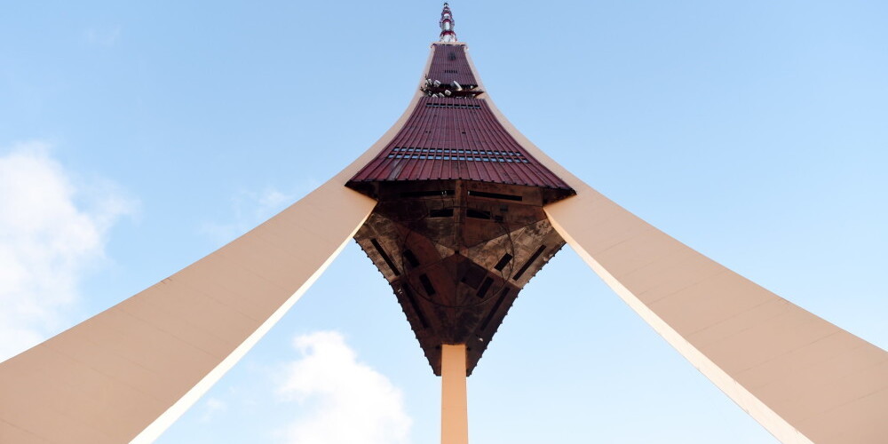 1995.gada 24.augustā Saeima pieņēma Radio un televīzijas likumu, kurš nosaka elektronisko sabiedrības saziņas līdzekļu veidošanas, reģistrācijas, darbības un uzraudzības kārtību. Uzraudzības funkcijas tika uzticētas Nacionālajai radio un televīzijas padomei, kas tika izveidota 1995.gada 28.septembrī. Savas darbības pirmajos gados Padome uzsāka aktīvu elektronisko sabiedrības saziņas līdzekļu nozares sakārtošanas darbu, uzraugot, lai raidorganizācijas savā darbībā ievērotu Satversmi, Radio un televīzijas likumu un citus likumus, un kontrolējot, lai tiktu nodrošināta vārda un informācijas brīvība. 2010.gada 12.jūlijā Saeima pieņēma Elektronisko plašsaziņas līdzekļu likumu, kurš turpmāk noteica Latvijas jurisdikcijā esošo elektronisko plašsaziņas līdzekļu darbības kārtību un noteikumus. Šī likuma ievērošanas kontrole tika uzticēta Nacionālajai elektronisko plašsaziņas līdzekļu padomei, kura ir Nacionālās radio un televīzijas padomes tiesību un saistību pārņēmēja.