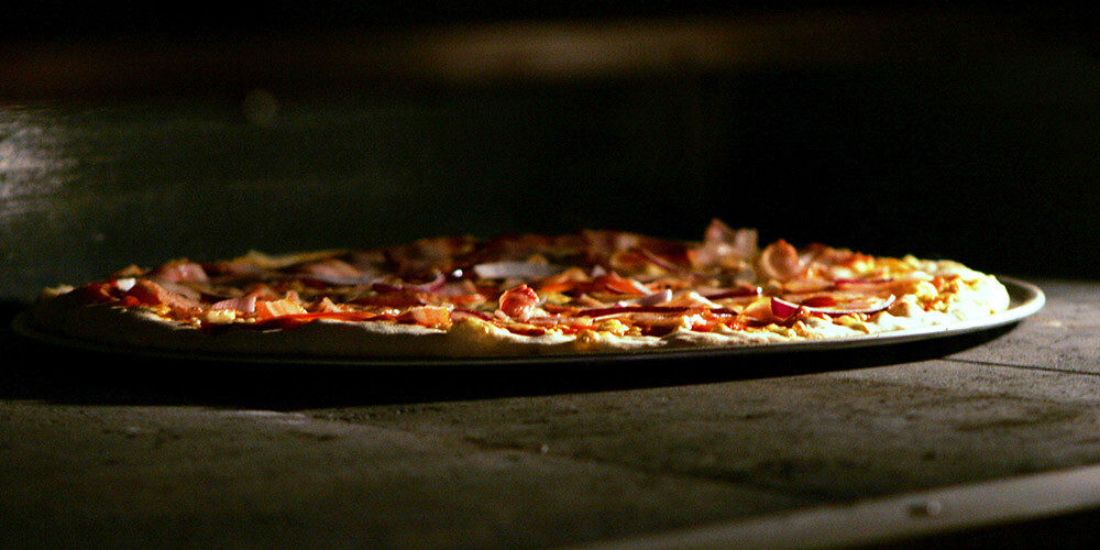 Trīs izsalkuši vīrieši Mežciemā kurjeram nolaupa picu