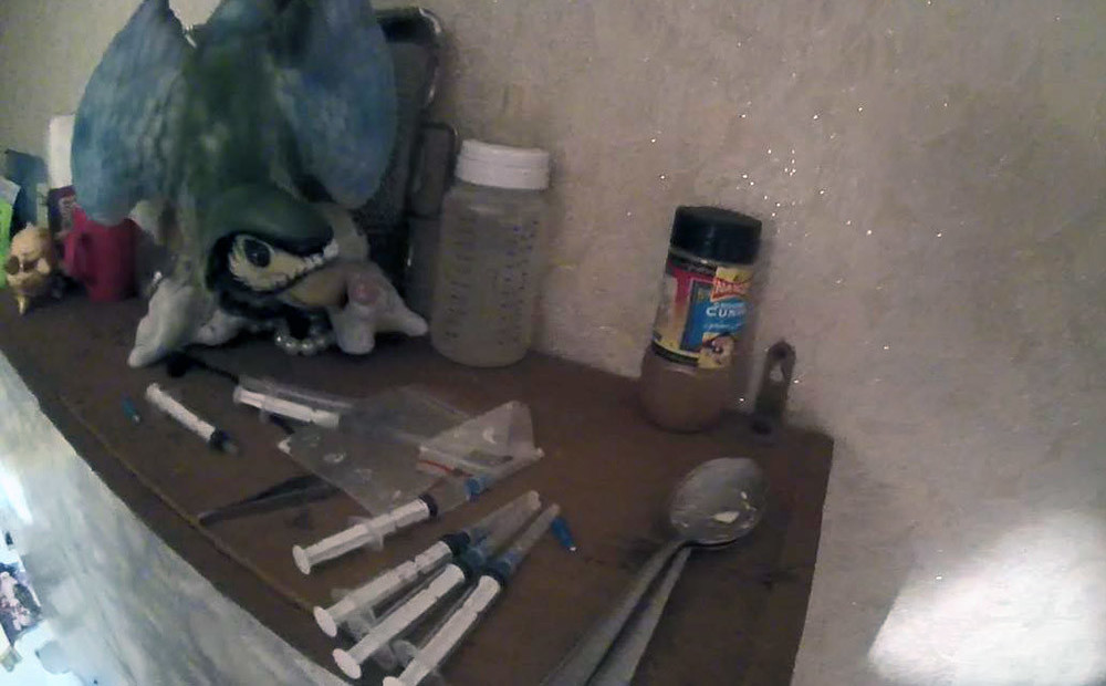 Bolderājā jaunās māmiņas dzīvoklī policija atrod 7 šļirces un aizdomīgu vielu
