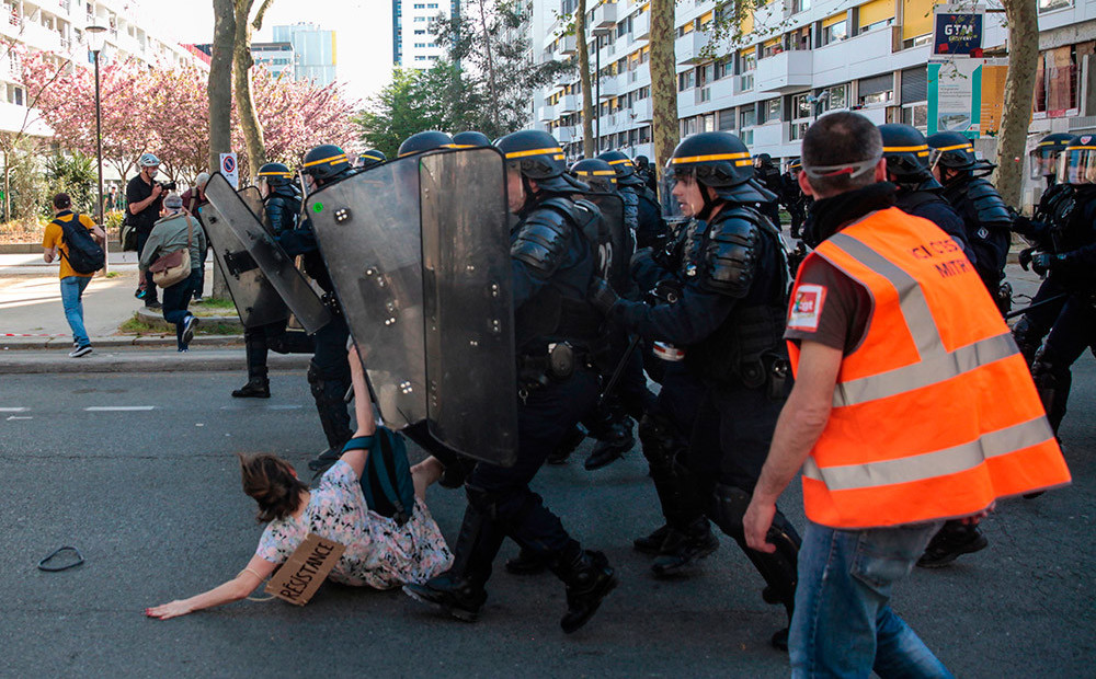 Demonstrācijās Parīzē izceļas vardarbīgas sadursmes ar policiju