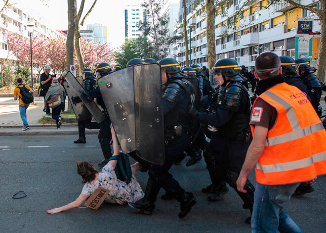 Demonstrācijās Parīzē izceļas vardarbīgas sadursmes ar policiju