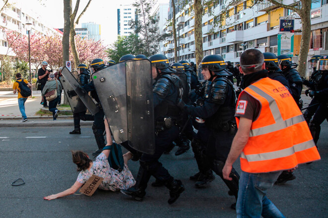 Visumā miermīlīgo demonstrāciju aizēnoja sadursmes starp kreisajiem ekstrēmistiem un policiju.