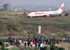 Aviokompānijas "Malindo Air" lidmašīna īsi pirms pacelšanās pārsniedza skrejceļa garumu.