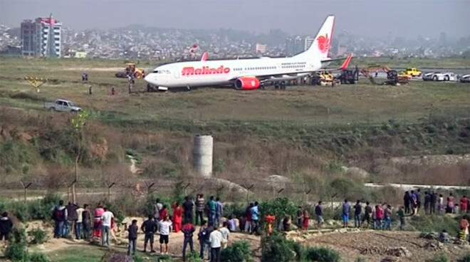 Aviokompānijas "Malindo Air" lidmašīna īsi pirms pacelšanās pārsniedza skrejceļa garumu.