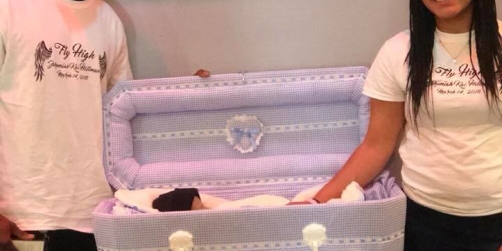 Мать, выложившая радостное фото у гроба новорожденного сына: "За что меня травят?"
