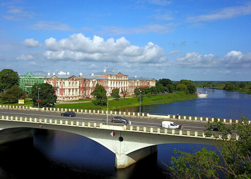 Jelgavas pils un tilts pār Lielupi.