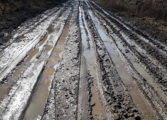 Aina uz ceļa Nereta–Gricgale–Ērberģe. Bērni nakšņo pie draugiem, citādi netiks uz skolu, bet pieaugušajiem tomēr jābrauc uz darbu.