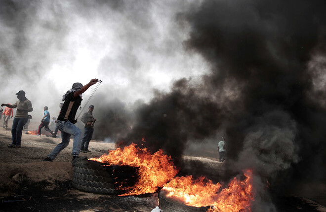 Palestīnieši pie Gazas joslas un Izraēlas robežas protestē jau trešo piektdienu pēc kārtas.