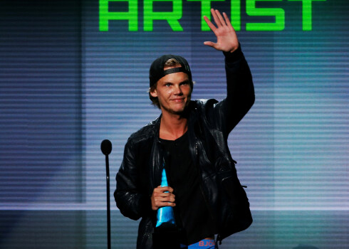 "Avicii", saņemot "American Music Awards" balvu elekotronikās mūzikas kategorijā.