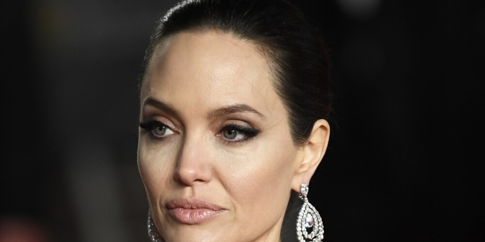 Инсайдеры рассказали о реакции Джоли на новый роман Питта: "Она впала в такую ярость, что упала в обморок"