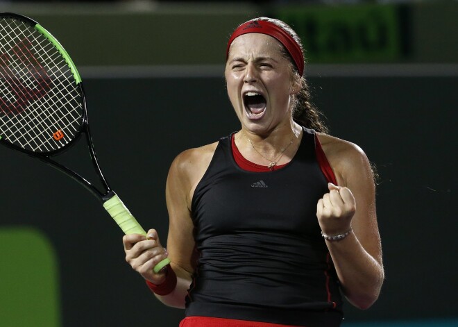Ostapenko divos setos pieveic Makarovu un izlīdzina rezultātu duelī pret Krieviju