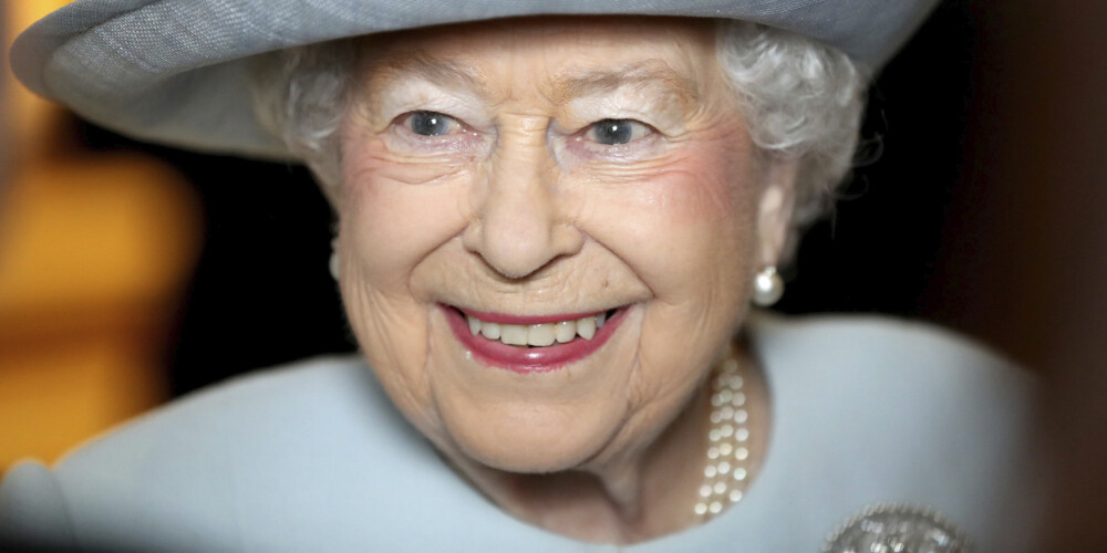 FOTO: ar militārām parādēm un lielgabalu zalvēm daudzviet pasaulē sveic karalieni Elizabeti II 92. dzimšanas dienā