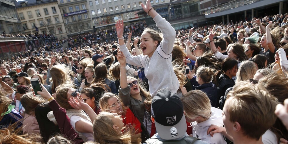 Тысячи людей в Стокгольме почтили память диджея Avicii