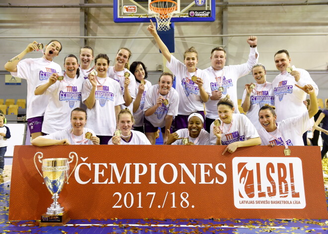 "TTT Rīga" komanda priecājas par uzvaru Latvijas Sieviešu basketbola līgā Elektrum Olimpiskajā centrā, uzvarot "Liepājas papīrs"/LSSS komandu.