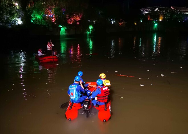 Ķīnas dienvidos sestdien gāja bojā 17 cilvēki, apgāžoties divām pūķu laivām, vēstīja valsts ziņu aģentūra "Sjiņhua".