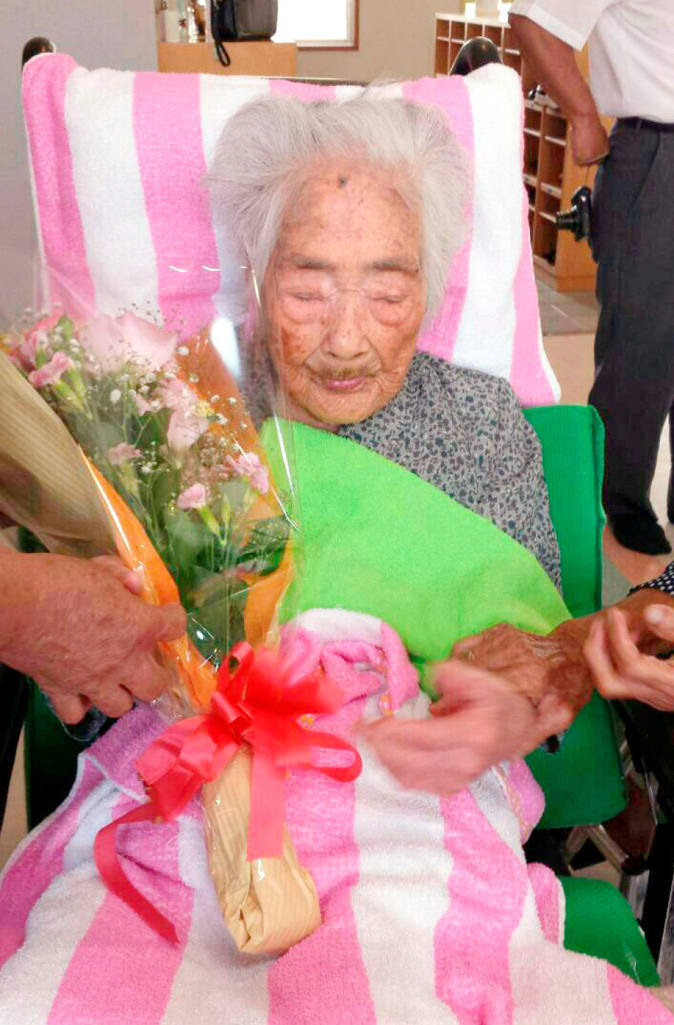 Как умирает пожилой человек. Наби Тадзима японская долгожительница. Долгожитель Наби Тадзима.