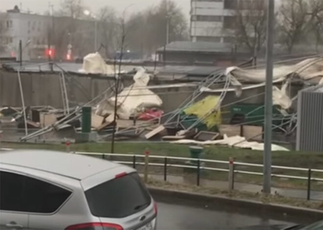 Spēcīga vētra Maskavā plēš jumtus, gāž kokus un paņem 2 cilvēku dzīvības