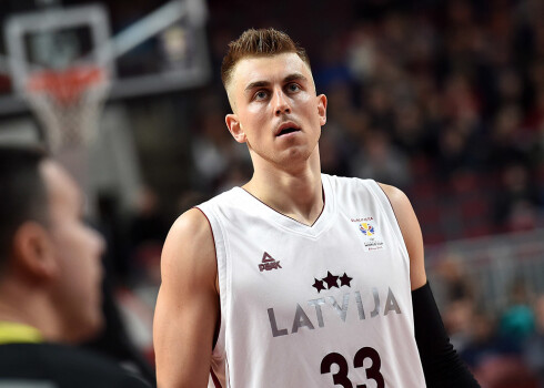 Meiers šajā mačā laukumā pavadīja 14 minūtes un 46 sekundes.