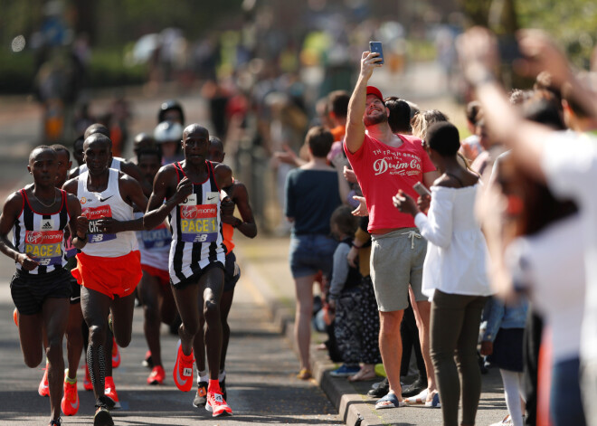 Londonas maratona dāmu konkurencē svētdien uzvaru izcīnīja Kenijas sportiste Viviana Čeruijota, bet vīru sacensībās triumfēja etiopietis Eliuds Kipčoge.