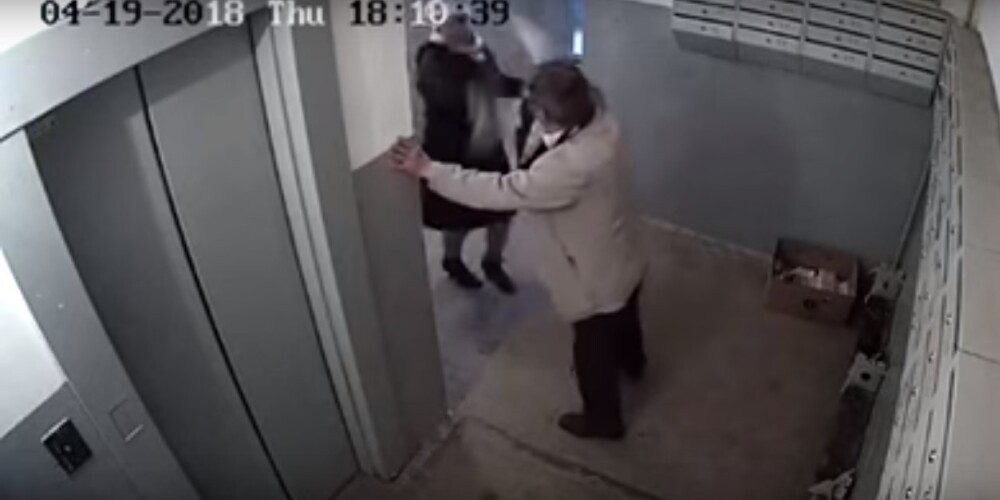 Видео: женщина отбилась от неадекватного мужчины с ножом при помощи зонта