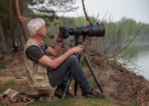 Eglītis slēpnī un ar kameru: arī zvēru fotogrāfs negrib mežā satikt kādu dzīvnieku
