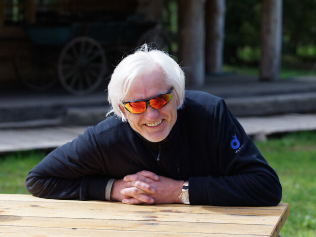 Fotogrāfs bildē fotogrāfu.