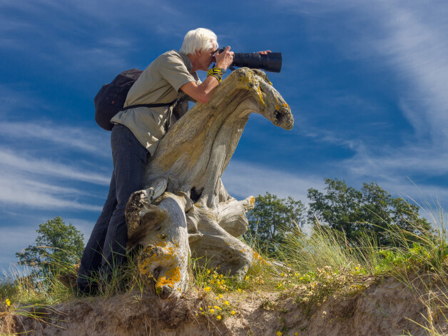 Fotogrāfs bildē fotogrāfu.