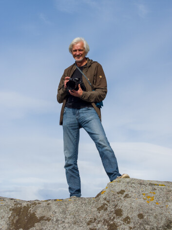 Fotogrāfs bildē fotogrāfu.