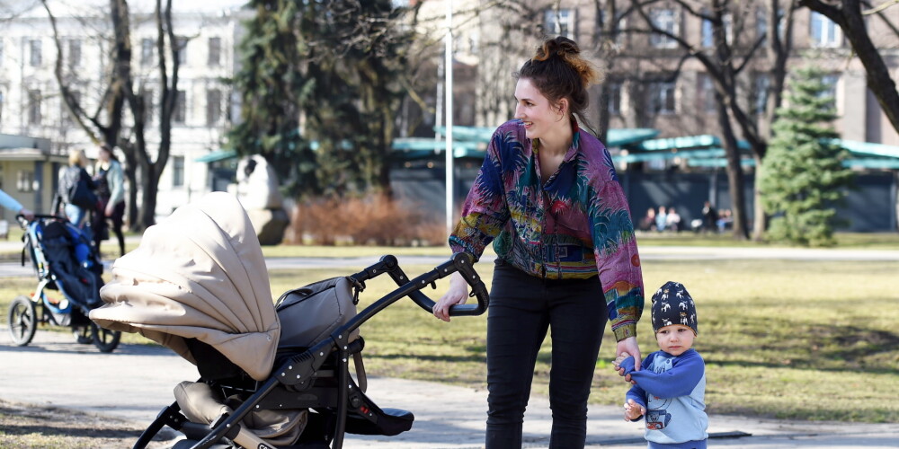 Потенциальных мам в Латвии становится все меньше