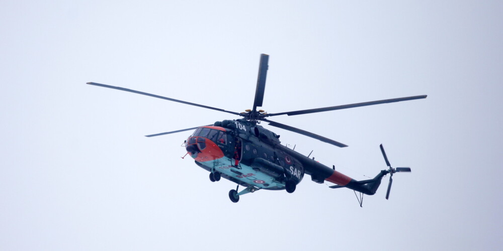 Mediķi ar NBS helikopteri steidz palīgā kādam prāmja "Isabelle" pasažierim