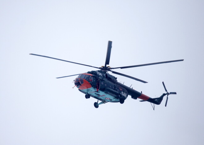 Mediķi ar NBS helikopteri steidz palīgā kādam prāmja "Isabelle" pasažierim