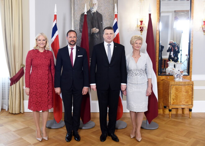 Кронпринц Норвегии Хокон и кронпринцесса Метте-Марит прибыли в Латвию