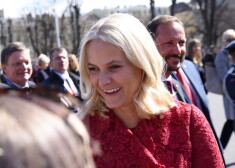 Norvēģijas kroņprincese Mete Mārita sarunājas ar cilvēkiem pēc ziedu nolikšanas ceremonijas pie Brīvības pieminekļa.