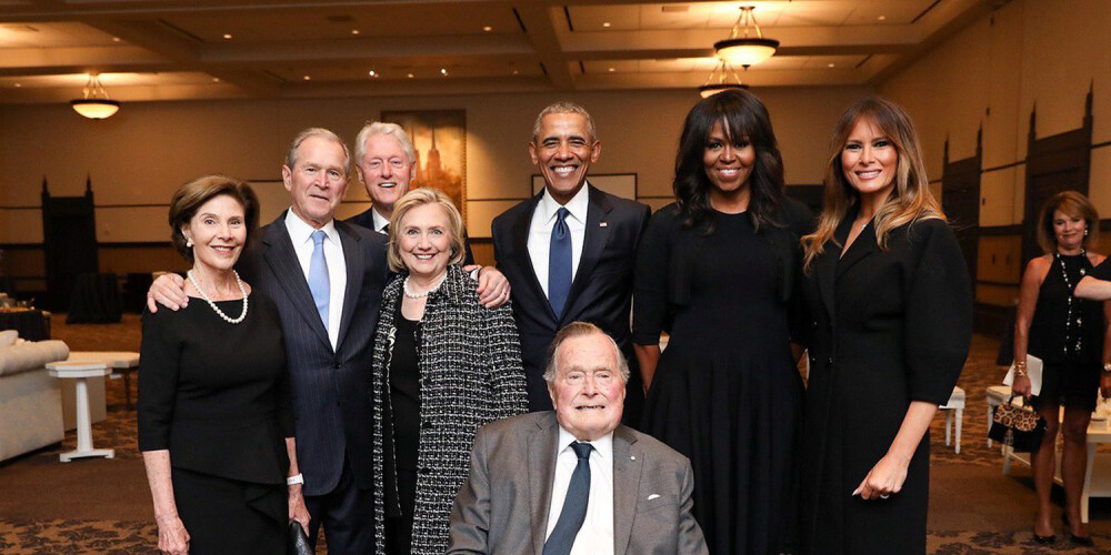 "Никогда не видел ее такой счастливой!": Фото улыбающейся Мелании Трамп с похорон Барбары Буш поразило пользователей сети